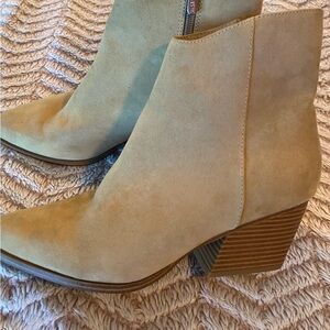 🎈🎈 SOLD 🎈🎈Indigo Beige Suede Ankle Booties